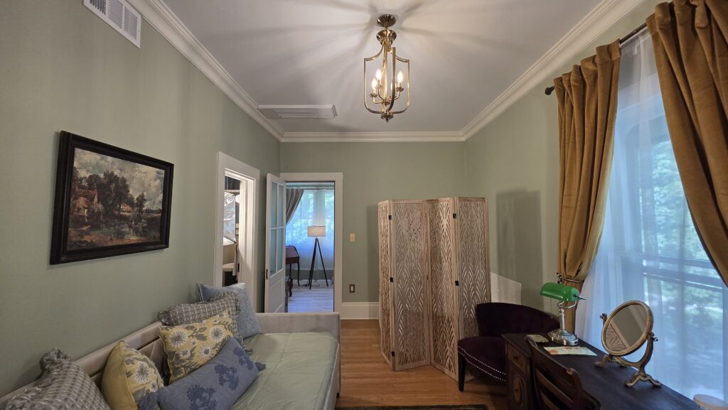 Suite with spa tub at a Stoughton inn; the Goose Crown Inn
