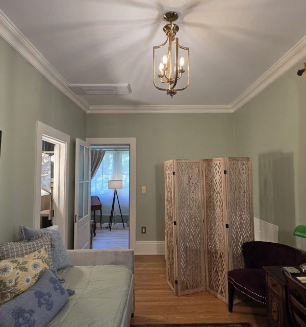 Suite with spa tub at a Stoughton inn; the Goose Crown Inn