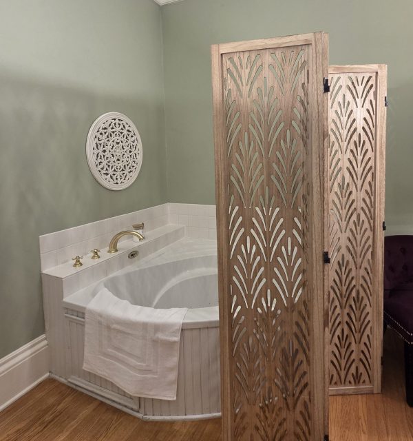 Spa tub in king suite at the Goose Crown Inn